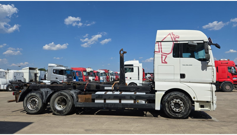 MAN TGA 26.440 (MANUAL GEARBOX / FRONT STEEL / 6X2 / BOITE MANUELLE / DEVANT LAMES) - Alvaz teherautó: 3 kép. MAN TGA 26.440 (MANUAL GEARBOX / FRONT STEEL / 6X2 / BOITE MANUELLE / DEVANT LAMES) - Alvaz teherautó: 3 kép.