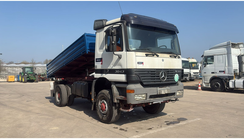 Mercedes-Benz Actros 1843 (4X4 / EPS / GRAND PONT / LAMES / V6 / 2 PONTS) - Billenőplatós teherautó: 2 kép. Mercedes-Benz Actros 1843 (4X4 / EPS / GRAND PONT / LAMES / V6 / 2 PONTS) - Billenőplatós teherautó: 2 kép.