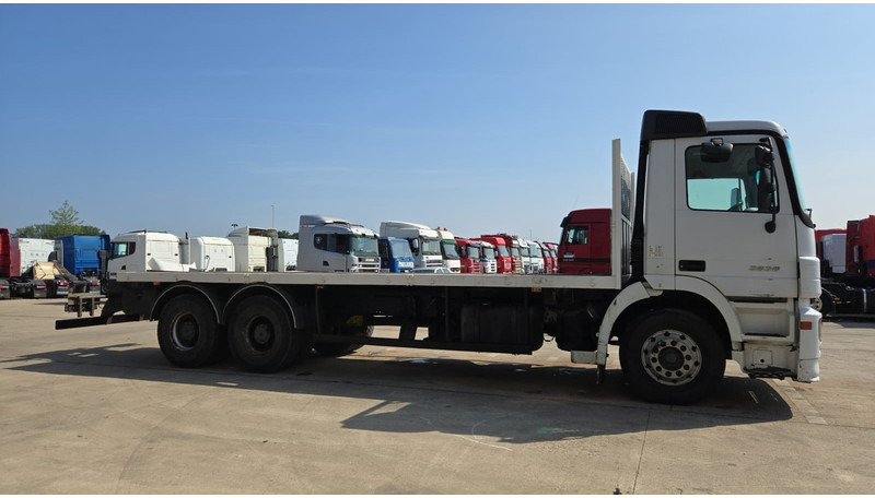Mercedes-Benz Actros 2636 (6X4 / LAMES / GRAND PONT / MP2 / STEEL SUSP. / BOITE MANUELLE / MANUAL GEARBOX / 9M CHASSIS !!!) - Platós teherautó: 4 kép. Mercedes-Benz Actros 2636 (6X4 / LAMES / GRAND PONT / MP2 / STEEL SUSP. / BOITE MANUELLE / MANUAL GEARBOX / 9M CHASSIS !!!) - Platós teherautó: 4 kép.