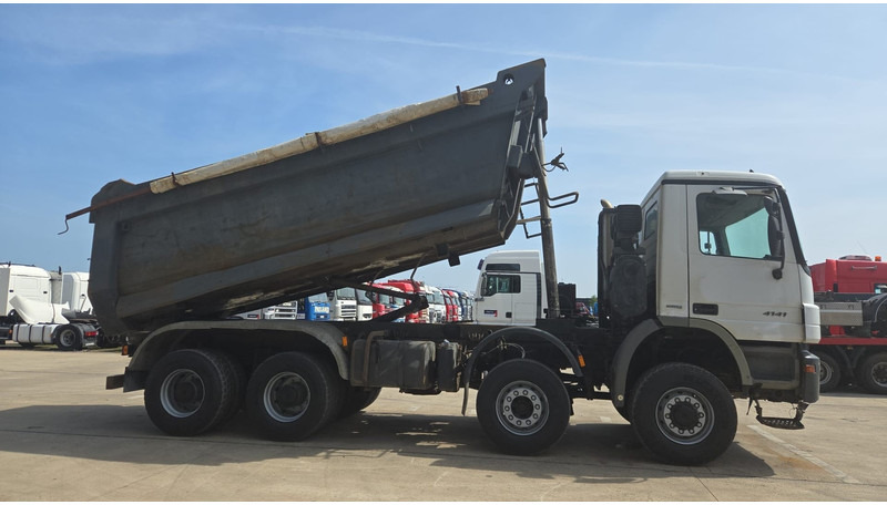 Mercedes-Benz Actros 4141 (EPS / 8X6 / GRAND PONT / BIG AXLE / LAMES / STEEL / V6) - Billenőplatós teherautó: 4 kép. Mercedes-Benz Actros 4141 (EPS / 8X6 / GRAND PONT / BIG AXLE / LAMES / STEEL / V6) - Billenőplatós teherautó: 4 kép.