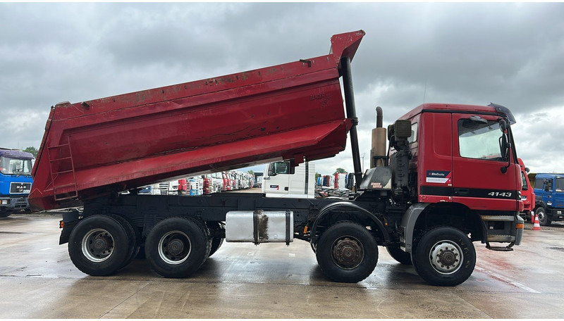 Mercedes-Benz Actros 4143 (BOITE MANUELLE / 8X8 / MANUAL GEARBOX / LAMES / GRAND PONT / BIG AXLE) - Billenőplatós teherautó: 4 kép. Mercedes-Benz Actros 4143 (BOITE MANUELLE / 8X8 / MANUAL GEARBOX / LAMES / GRAND PONT / BIG AXLE) - Billenőplatós teherautó: 4 kép.