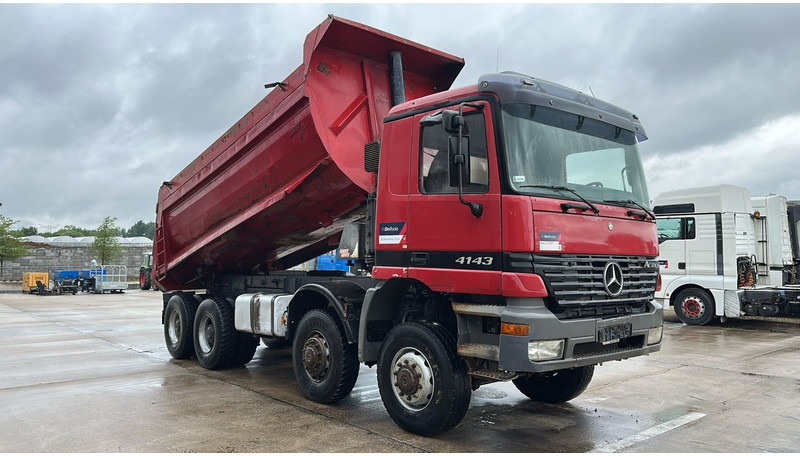 Mercedes-Benz Actros 4143 (BOITE MANUELLE / 8X8 / MANUAL GEARBOX / LAMES / GRAND PONT / BIG AXLE) - Billenőplatós teherautó: 3 kép. Mercedes-Benz Actros 4143 (BOITE MANUELLE / 8X8 / MANUAL GEARBOX / LAMES / GRAND PONT / BIG AXLE) - Billenőplatós teherautó: 3 kép.