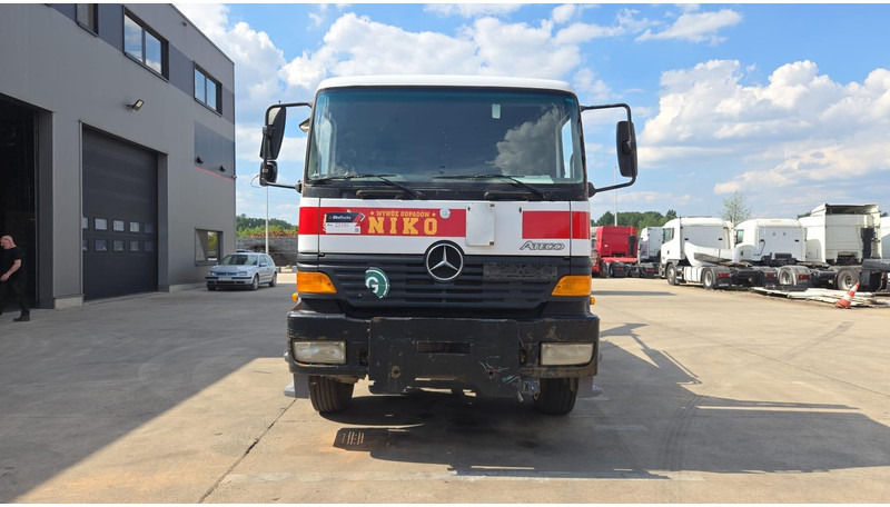 Mercedes-Benz Atego 1823 (BIG AXLE / STEEL SUSP. / LAMES / BOITE MANUELLE / MANUAL GETRIEBE) - Cserefelépítményes teherautó: 2 kép. Mercedes-Benz Atego 1823 (BIG AXLE / STEEL SUSP. / LAMES / BOITE MANUELLE / MANUAL GETRIEBE) - Cserefelépítményes teherautó: 2 kép.