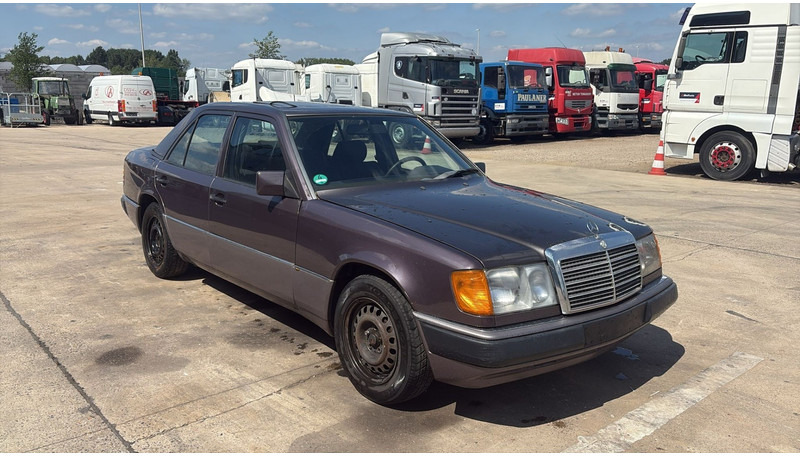 Mercedes-Benz E-Klasse 200 (GERMAN CAR / VOITURE D'ALLEMAGNE / ESSENCE / PETROL / MANUAL) - Szedán: 3 kép. Mercedes-Benz E-Klasse 200 (GERMAN CAR / VOITURE D'ALLEMAGNE / ESSENCE / PETROL / MANUAL) - Szedán: 3 kép.