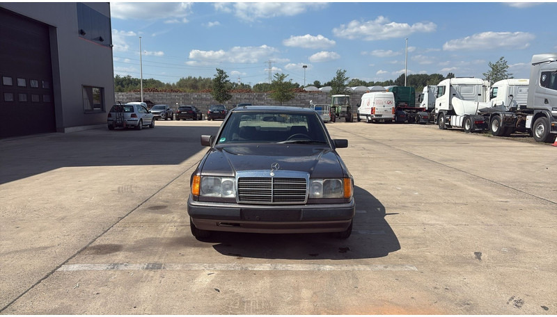Mercedes-Benz E-Klasse 200 (GERMAN CAR / VOITURE D'ALLEMAGNE / ESSENCE / PETROL / MANUAL) - Szedán: 2 kép. Mercedes-Benz E-Klasse 200 (GERMAN CAR / VOITURE D'ALLEMAGNE / ESSENCE / PETROL / MANUAL) - Szedán: 2 kép.