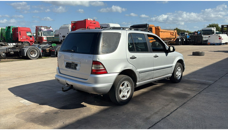 Mercedes-Benz M-Klasse ML 270 CDI - Terepjáró/ SUV: 4 kép. Mercedes-Benz M-Klasse ML 270 CDI - Terepjáró/ SUV: 4 kép.