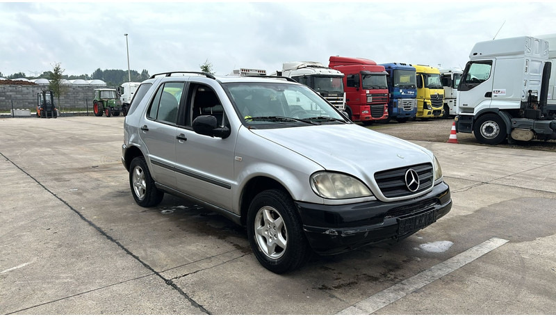 Mercedes-Benz M-Klasse ML 270 CDI - Terepjáró/ SUV: 3 kép. Mercedes-Benz M-Klasse ML 270 CDI - Terepjáró/ SUV: 3 kép.