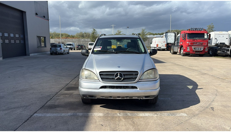Mercedes-Benz M-Klasse ML 270 CDI - Terepjáró/ SUV: 2 kép. Mercedes-Benz M-Klasse ML 270 CDI - Terepjáró/ SUV: 2 kép.