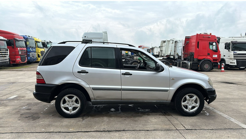 Mercedes-Benz M-Klasse ML 270 CDI - Terepjáró/ SUV: 4 kép. Mercedes-Benz M-Klasse ML 270 CDI - Terepjáró/ SUV: 4 kép.
