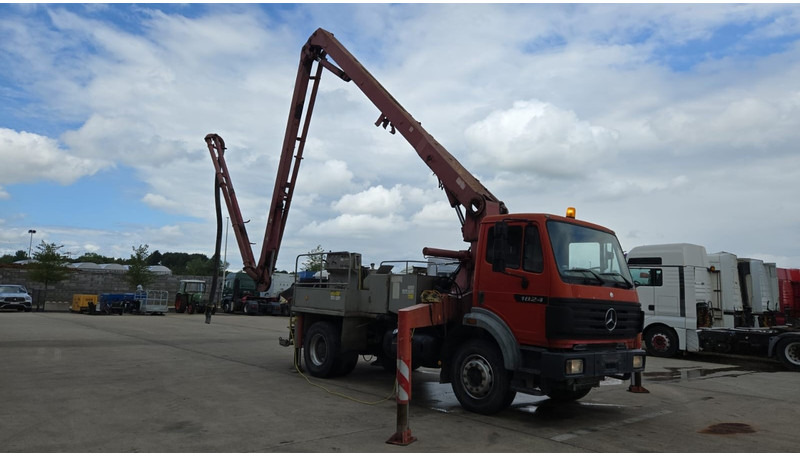 Mercedes-Benz SK 1824 (V6 / LAMES / GRAND PONT / PUTZMEISTER 24M/ JOYSTICK / RADIO) - Betonpumpa: 3 kép. Mercedes-Benz SK 1824 (V6 / LAMES / GRAND PONT / PUTZMEISTER 24M/ JOYSTICK / RADIO) - Betonpumpa: 3 kép.