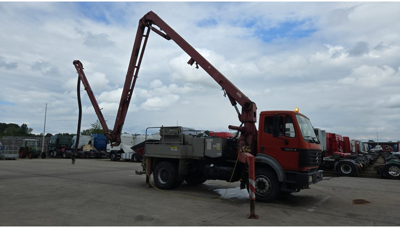 Mercedes-Benz SK 1824 (V6 / LAMES / GRAND PONT / PUTZMEISTER 24M/ JOYSTICK / RADIO) - Betonpumpa: 2 kép. Mercedes-Benz SK 1824 (V6 / LAMES / GRAND PONT / PUTZMEISTER 24M/ JOYSTICK / RADIO) - Betonpumpa: 2 kép.