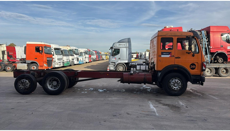 Mercedes-Benz SK 2222 (V6 / FULL STEEL / LAMES / BOITE MANUELLE / POMPE MANUELLE / 8 ROUES / 6X2) - Alvaz teherautó: 3 kép. Mercedes-Benz SK 2222 (V6 / FULL STEEL / LAMES / BOITE MANUELLE / POMPE MANUELLE / 8 ROUES / 6X2) - Alvaz teherautó: 3 kép.