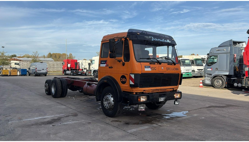 Mercedes-Benz SK 2222 (V6 / FULL STEEL / LAMES / BOITE MANUELLE / POMPE MANUELLE / 8 ROUES / 6X2) - Alvaz teherautó: 5 kép. Mercedes-Benz SK 2222 (V6 / FULL STEEL / LAMES / BOITE MANUELLE / POMPE MANUELLE / 8 ROUES / 6X2) - Alvaz teherautó: 5 kép.
