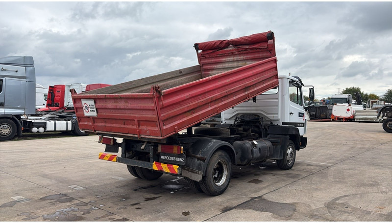 Mercedes-Benz SK 814 (SPER / AUXILAIRY / MANUAL PUMP / STEEL SUSP. / 6 CYLINDER / 3 WAY TIPPER / PERFECT) - Billenőplatós teherautó: 4 kép. Mercedes-Benz SK 814 (SPER / AUXILAIRY / MANUAL PUMP / STEEL SUSP. / 6 CYLINDER / 3 WAY TIPPER / PERFECT) - Billenőplatós teherautó: 4 kép.