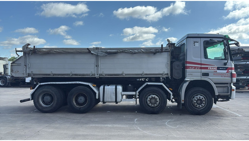 Mercedes-Benz actros 3241 (8X4 / LAMES / GRAND PONT / GRAND BENNE / 3 PONTS / TRES BONNE ETAT) - Billenőplatós teherautó: 4 kép. Mercedes-Benz actros 3241 (8X4 / LAMES / GRAND PONT / GRAND BENNE / 3 PONTS / TRES BONNE ETAT) - Billenőplatós teherautó: 4 kép.