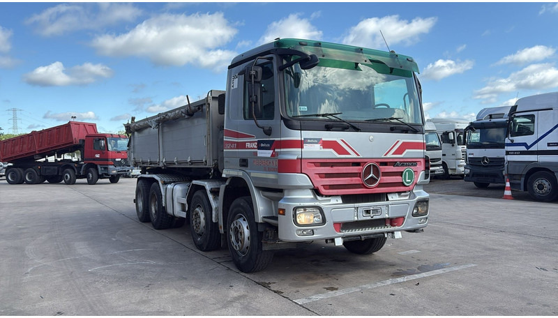 Mercedes-Benz actros 3241 (8X4 / LAMES / GRAND PONT / GRAND BENNE / 3 PONTS / TRES BONNE ETAT) - Billenőplatós teherautó: 3 kép. Mercedes-Benz actros 3241 (8X4 / LAMES / GRAND PONT / GRAND BENNE / 3 PONTS / TRES BONNE ETAT) - Billenőplatós teherautó: 3 kép.