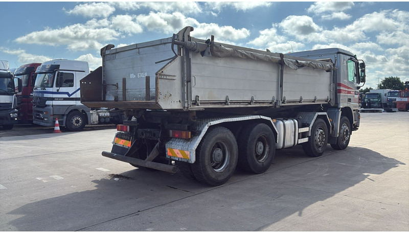 Mercedes-Benz actros 3241 (8X4 / LAMES / GRAND PONT / GRAND BENNE / 3 PONTS / TRES BONNE ETAT) - Billenőplatós teherautó: 5 kép. Mercedes-Benz actros 3241 (8X4 / LAMES / GRAND PONT / GRAND BENNE / 3 PONTS / TRES BONNE ETAT) - Billenőplatós teherautó: 5 kép.