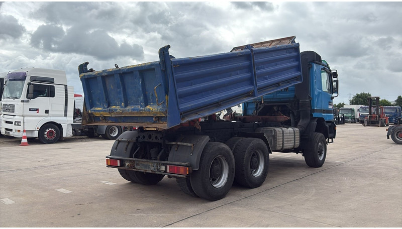Mercedes-Benz actros 3340 (6X6 / BOITE MANUELLE /MANUAL GEARBOX / 3 PONTS / V6 / MP1) - Billenőplatós teherautó: 5 kép. Mercedes-Benz actros 3340 (6X6 / BOITE MANUELLE /MANUAL GEARBOX / 3 PONTS / V6 / MP1) - Billenőplatós teherautó: 5 kép.