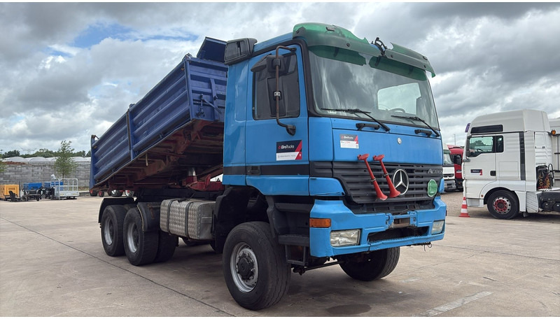 Mercedes-Benz actros 3340 (6X6 / BOITE MANUELLE /MANUAL GEARBOX / 3 PONTS / V6 / MP1) - Billenőplatós teherautó: 3 kép. Mercedes-Benz actros 3340 (6X6 / BOITE MANUELLE /MANUAL GEARBOX / 3 PONTS / V6 / MP1) - Billenőplatós teherautó: 3 kép.