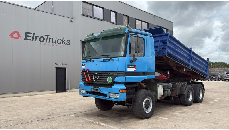 Mercedes-Benz actros 3340 (6X6 / BOITE MANUELLE /MANUAL GEARBOX / 3 PONTS / V6 / MP1) - Billenőplatós teherautó: 1 kép. Mercedes-Benz actros 3340 (6X6 / BOITE MANUELLE /MANUAL GEARBOX / 3 PONTS / V6 / MP1) - Billenőplatós teherautó: 1 kép.