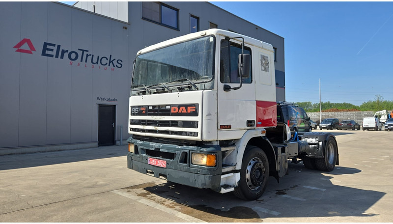 DAF 95 ATI 400 (EURO 2 / MANUAL PUMP / MANUAL GEARBOX / POMPE MANUELLE) - Nyergesvontató: 1 kép. DAF 95 ATI 400 (EURO 2 / MANUAL PUMP / MANUAL GEARBOX / POMPE MANUELLE) - Nyergesvontató: 1 kép.