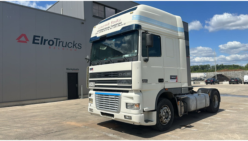 DAF 95 XF 380 (BOITE MANUELLE / EURO 3 / MANUAL GEARBOX / TRES BONNE ETAT) - Nyergesvontató: 1 kép. DAF 95 XF 380 (BOITE MANUELLE / EURO 3 / MANUAL GEARBOX / TRES BONNE ETAT) - Nyergesvontató: 1 kép.