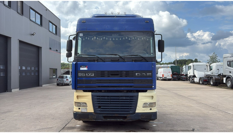 DAF 95 XF 430 (EURO 3 / BOITE MANUELLE / MANUAL GEARBOX) - Nyergesvontató: 2 kép. DAF 95 XF 430 (EURO 3 / BOITE MANUELLE / MANUAL GEARBOX) - Nyergesvontató: 2 kép.