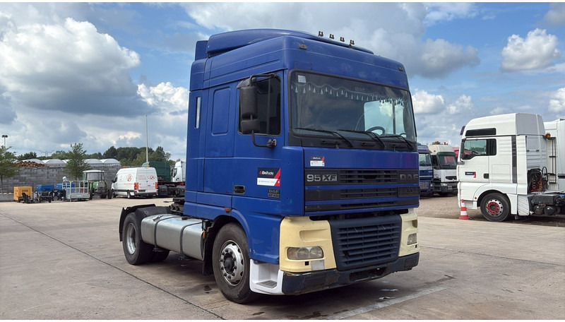 DAF 95 XF 430 (EURO 3 / BOITE MANUELLE / MANUAL GEARBOX) - Nyergesvontató: 3 kép. DAF 95 XF 430 (EURO 3 / BOITE MANUELLE / MANUAL GEARBOX) - Nyergesvontató: 3 kép.