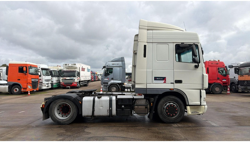 DAF XF 105.410 (BOITE MANUELLE / MANUAL GEARBOX) - Nyergesvontató: 3 kép. DAF XF 105.410 (BOITE MANUELLE / MANUAL GEARBOX) - Nyergesvontató: 3 kép.