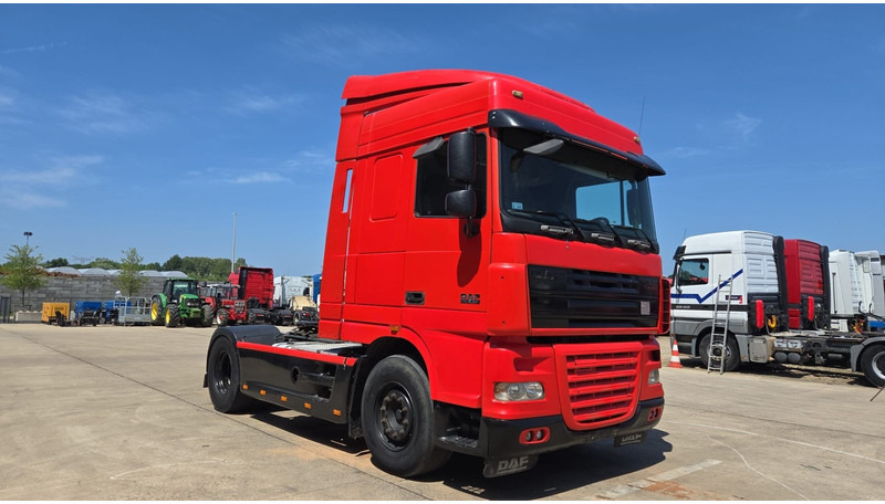 DAF XF 105.410 (BOITE MANUELLE / SUPER PROPRE !!! / TRES BONNE ETAT / AIRCO / MANUAL GEARBOX) - Nyergesvontató: 3 kép. DAF XF 105.410 (BOITE MANUELLE / SUPER PROPRE !!! / TRES BONNE ETAT / AIRCO / MANUAL GEARBOX) - Nyergesvontató: 3 kép.