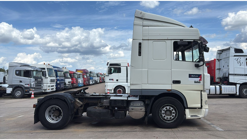 DAF XF 105.460 (AIRCO / GOOD CONDITION / BONNE ETAT) - Nyergesvontató: 3 kép. DAF XF 105.460 (AIRCO / GOOD CONDITION / BONNE ETAT) - Nyergesvontató: 3 kép.