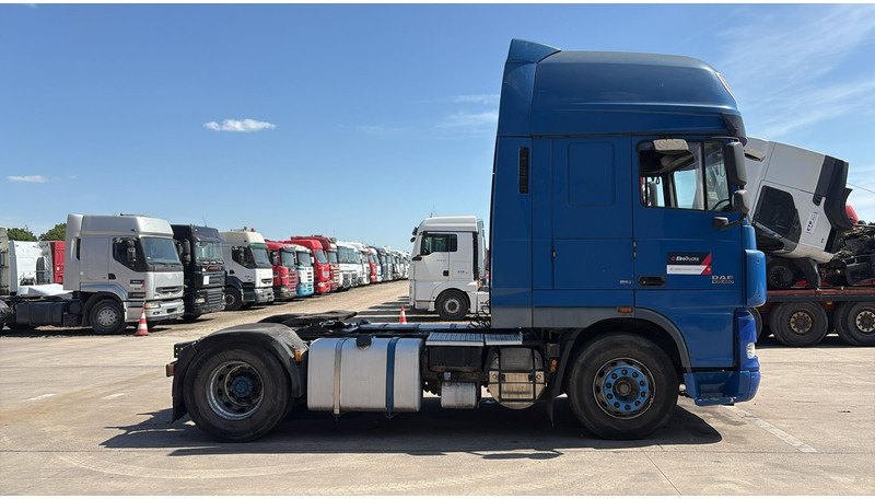 DAF XF 105.460 (BOITE MANUELLE / MANUAL GEARBOX) - Nyergesvontató: 2 kép. DAF XF 105.460 (BOITE MANUELLE / MANUAL GEARBOX) - Nyergesvontató: 2 kép.