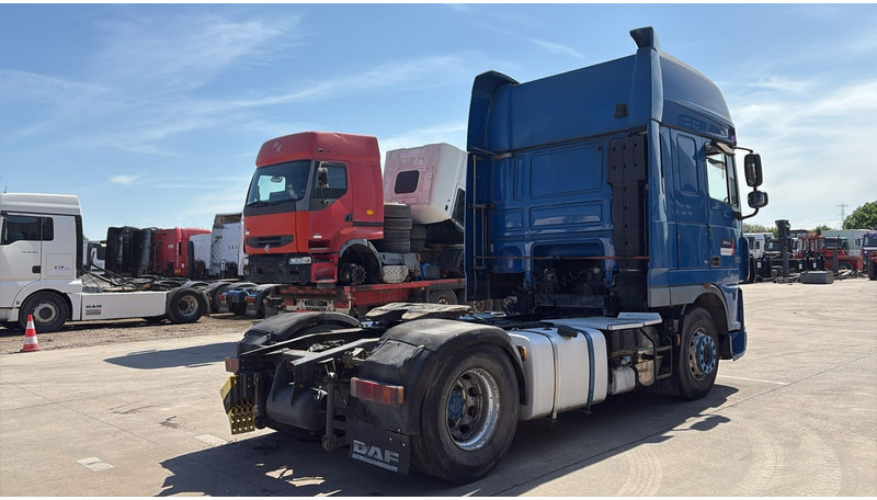 DAF XF 105.460 (BOITE MANUELLE / MANUAL GEARBOX) - Nyergesvontató: 5 kép. DAF XF 105.460 (BOITE MANUELLE / MANUAL GEARBOX) - Nyergesvontató: 5 kép.