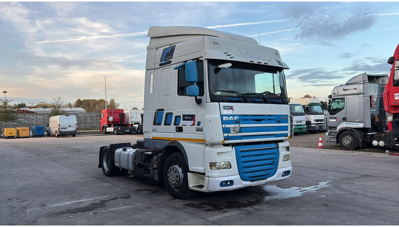 DAF XF 105.460 (BOITE MANUELLE / MANUAL GEARBOX) - Nyergesvontató: 3 kép. DAF XF 105.460 (BOITE MANUELLE / MANUAL GEARBOX) - Nyergesvontató: 3 kép.