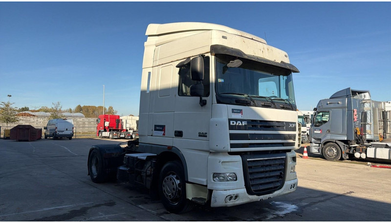 DAF XF 105.460 (BOITE MANUELLE / MANUAL GEARBOX) - Nyergesvontató: 3 kép. DAF XF 105.460 (BOITE MANUELLE / MANUAL GEARBOX) - Nyergesvontató: 3 kép.