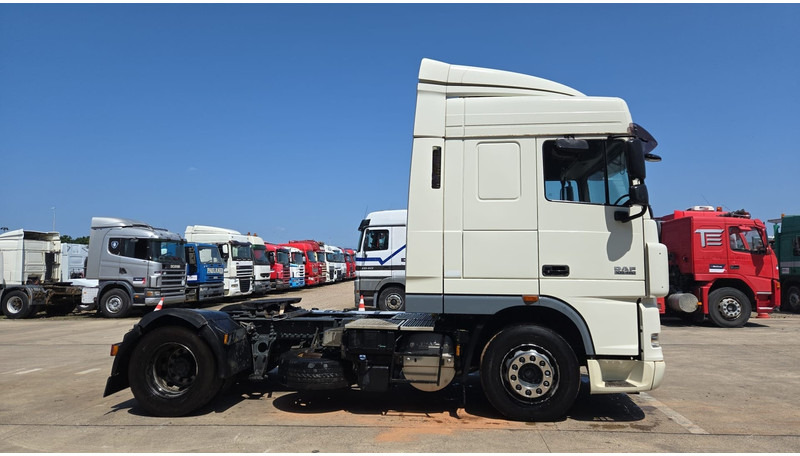 DAF XF 105.460 (BOITE MANUELLE / MANUAL GEARBOX / PROPRE) - Nyergesvontató: 4 kép. DAF XF 105.460 (BOITE MANUELLE / MANUAL GEARBOX / PROPRE) - Nyergesvontató: 4 kép.