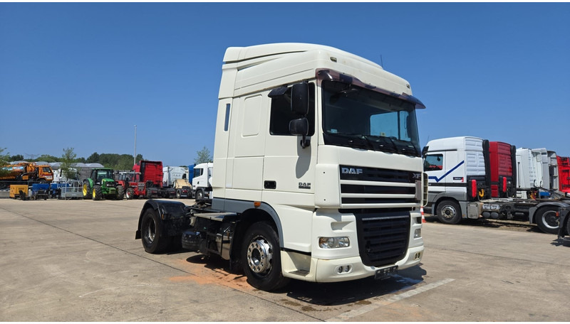 DAF XF 105.460 (BOITE MANUELLE / MANUAL GEARBOX / PROPRE) - Nyergesvontató: 3 kép. DAF XF 105.460 (BOITE MANUELLE / MANUAL GEARBOX / PROPRE) - Nyergesvontató: 3 kép.
