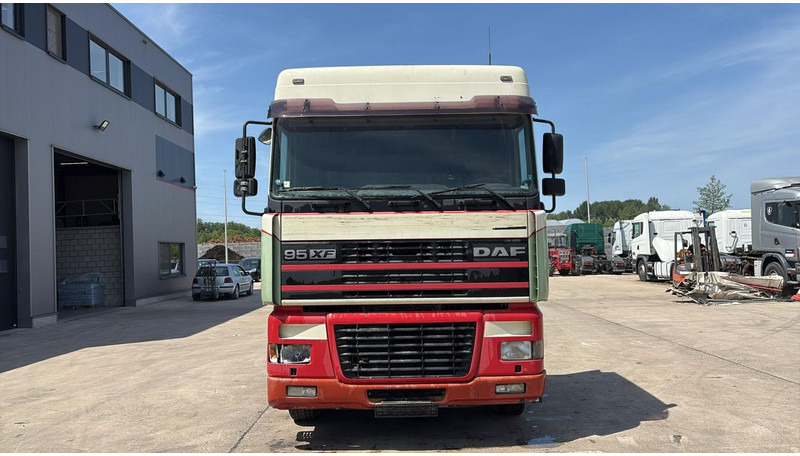 DAF XF 95.430 (EURO 3 / BOITE MANUELLE / MANUAL GEARBOX) - Nyergesvontató: 2 kép. DAF XF 95.430 (EURO 3 / BOITE MANUELLE / MANUAL GEARBOX) - Nyergesvontató: 2 kép.