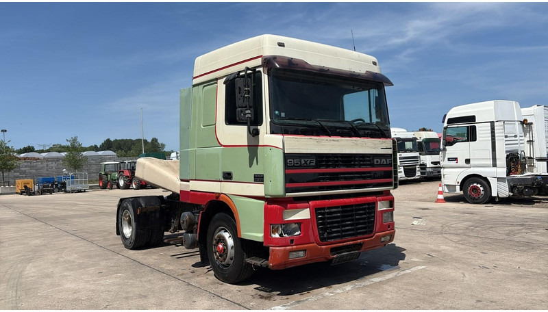 DAF XF 95.430 (EURO 3 / BOITE MANUELLE / MANUAL GEARBOX) - Nyergesvontató: 3 kép. DAF XF 95.430 (EURO 3 / BOITE MANUELLE / MANUAL GEARBOX) - Nyergesvontató: 3 kép.