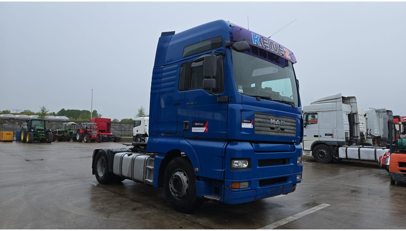 MAN TGA 18.410 (864.000 KM / MANUAL PUMP / MANUAL GEARBOX / RETARDER / POMPE MANUELLE) - Nyergesvontató: 3 kép. MAN TGA 18.410 (864.000 KM / MANUAL PUMP / MANUAL GEARBOX / RETARDER / POMPE MANUELLE) - Nyergesvontató: 3 kép.