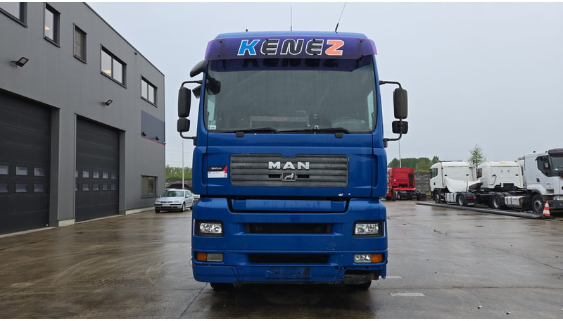 MAN TGA 18.410 (864.000 KM / MANUAL PUMP / MANUAL GEARBOX / RETARDER / POMPE MANUELLE) - Nyergesvontató: 2 kép. MAN TGA 18.410 (864.000 KM / MANUAL PUMP / MANUAL GEARBOX / RETARDER / POMPE MANUELLE) - Nyergesvontató: 2 kép.