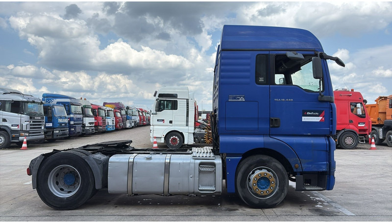 MAN TGA 18.440 (BOITE MANUELLE / MANUAL GEARBOX) - Nyergesvontató: 5 kép. MAN TGA 18.440 (BOITE MANUELLE / MANUAL GEARBOX) - Nyergesvontató: 5 kép.