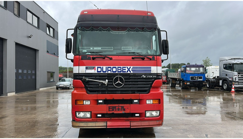 Mercedes-Benz Actros 1840 (EPS / GRAND PONT / V6 / BIG AXLE / 3 PEDALES) - Nyergesvontató: 2 kép. Mercedes-Benz Actros 1840 (EPS / GRAND PONT / V6 / BIG AXLE / 3 PEDALES) - Nyergesvontató: 2 kép.