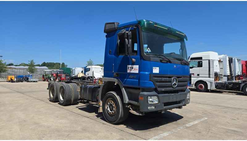 Mercedes-Benz Actros 2641 (LAMES / STEEL SUSP. / EPS / 3 PEDALES / GRAND PONT) - Nyergesvontató: 2 kép. Mercedes-Benz Actros 2641 (LAMES / STEEL SUSP. / EPS / 3 PEDALES / GRAND PONT) - Nyergesvontató: 2 kép.