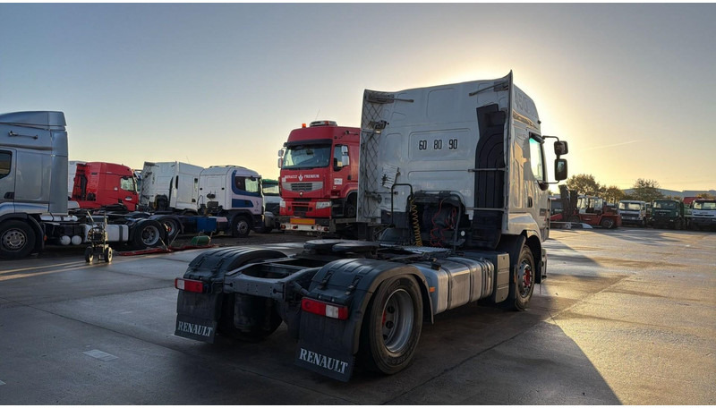 Renault Premium 450 (MANUAL GEARBOX / BOITE MANUELLE) - Nyergesvontató: 4 kép. Renault Premium 450 (MANUAL GEARBOX / BOITE MANUELLE) - Nyergesvontató: 4 kép.