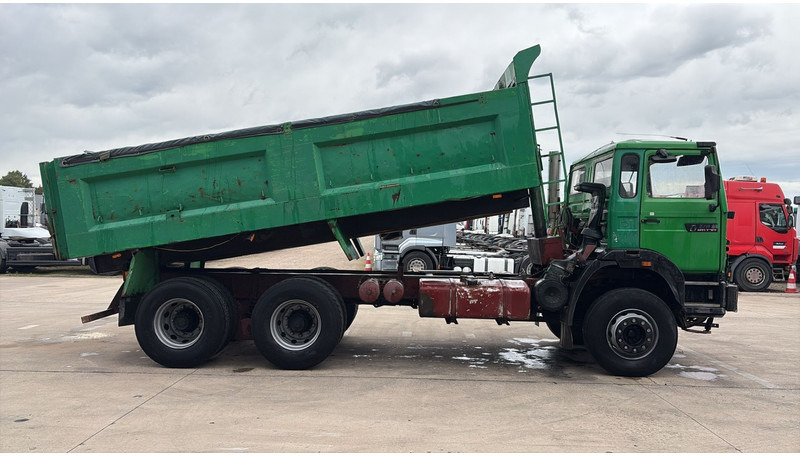 Renault G 300 MAXTER (GRAND PONT / POMPE MANUELLE / 6X4) - Billenőplatós teherautó: 4 kép. Renault G 300 MAXTER (GRAND PONT / POMPE MANUELLE / 6X4) - Billenőplatós teherautó: 4 kép.
