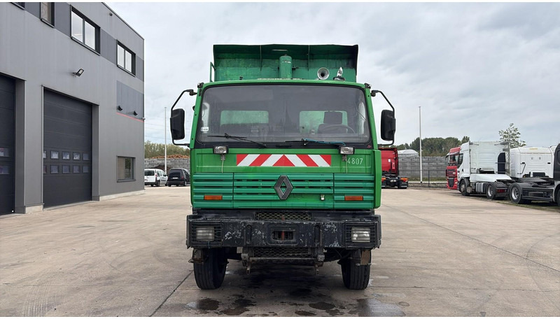 Renault G 300 MAXTER (GRAND PONT / POMPE MANUELLE / 6X4) - Billenőplatós teherautó: 2 kép. Renault G 300 MAXTER (GRAND PONT / POMPE MANUELLE / 6X4) - Billenőplatós teherautó: 2 kép.