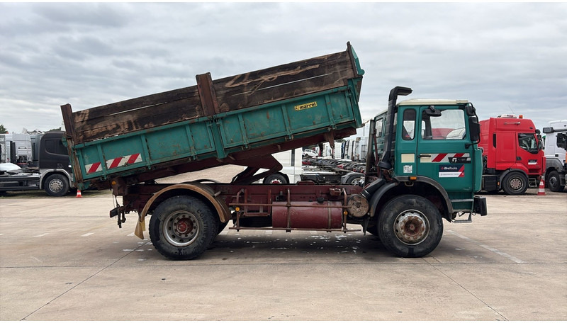 Renault G 300 Manager (LAMES / STEEL SUSP. / GRAND PONT / POMPE MANUELLE) - Billenőplatós teherautó: 4 kép. Renault G 300 Manager (LAMES / STEEL SUSP. / GRAND PONT / POMPE MANUELLE) - Billenőplatós teherautó: 4 kép.
