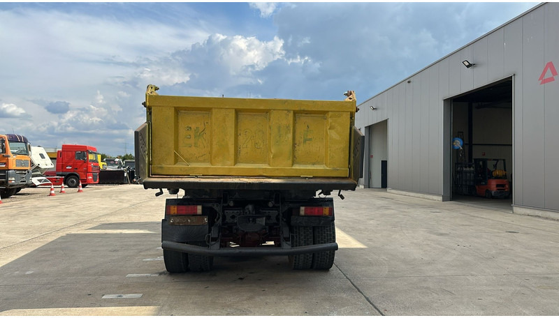 Renault Kerax 385 (POMPE MANUELLE / MANUAL PUMP / 6X4 / LAMES / GRAND PONT) - Billenőplatós teherautó: 5 kép. Renault Kerax 385 (POMPE MANUELLE / MANUAL PUMP / 6X4 / LAMES / GRAND PONT) - Billenőplatós teherautó: 5 kép.