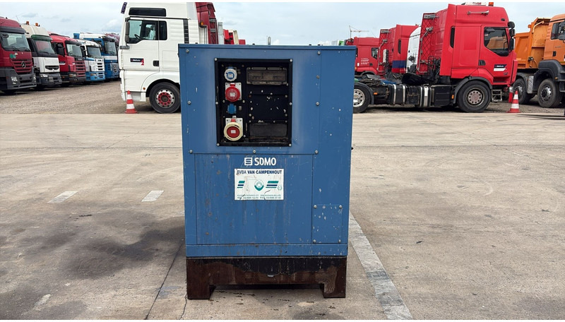 SDMO J66K (JOHN DEERE ENGINE / 3 PHASES / 66 KVA / BE MACHINE) - Áramfejlesztő: 3 kép. SDMO J66K (JOHN DEERE ENGINE / 3 PHASES / 66 KVA / BE MACHINE) - Áramfejlesztő: 3 kép.